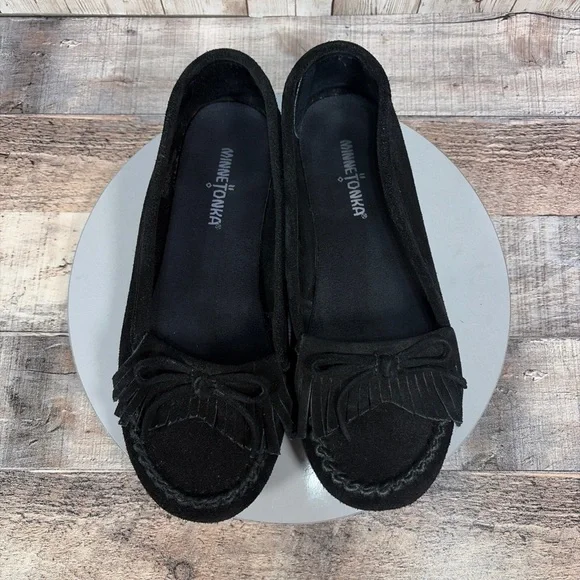 Minnetonka Women’s Black Suede Kilty Moccasin Size 7.5 - Picture 2 of 11